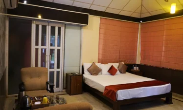 Singh Estate, Zari familyroom3